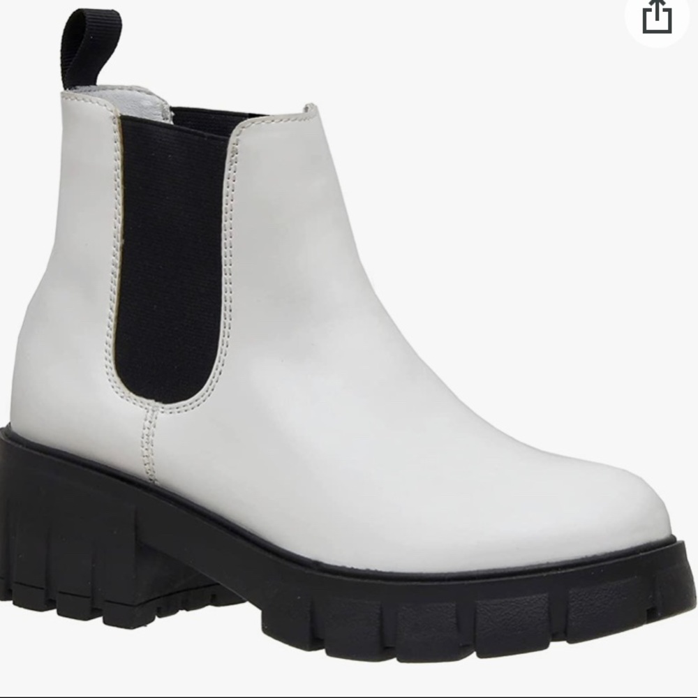 Sasha  white/black 7.5  never worn